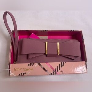 Betsey Johnson Women’s mauve zip around Wallet/Clutch w/Detachable Strap NWT